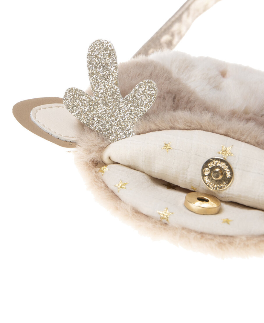 תיק פרוותי חום בצורת אייל קטן עם קרניים מנצנצות בזהב, אף אדום עם פונפון, סגירה מגנטית ורצועת זהב מתכווננת.