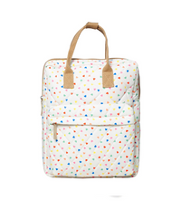 תיק גב מעוצב וכייפי עשוי מבד קווילט בדוגמת לבבות בצבעי הקשת בגודל המושלם לשאת דברים חיוניים ליום יום! תיק גן זה מרופד במלואו עם בד פסים ורודים, הוא כולל כיס קדמי עם רוכסן, ידית נשיאה ורצועות אחוריות מתכווננות. מידות התיק: 30 ס"מ על 24.5 ס"מ על 9 ס"מ.