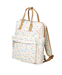 תיק גב מעוצב וכייפי עשוי מבד קווילט בדוגמת לבבות בצבעי הקשת בגודל המושלם לשאת דברים חיוניים ליום יום! תיק גן זה מרופד במלואו עם בד פסים ורודים, הוא כולל כיס קדמי עם רוכסן, ידית נשיאה ורצועות אחוריות מתכווננות. מידות התיק: 30 ס"מ על 24.5 ס"מ על 9 ס"מ.