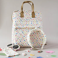 תיק גב מעוצב וכייפי עשוי מבד קווילט בדוגמת לבבות בצבעי הקשת בגודל המושלם לשאת דברים חיוניים ליום יום! תיק גן זה מרופד במלואו עם בד פסים ורודים, הוא כולל כיס קדמי עם רוכסן, ידית נשיאה ורצועות אחוריות מתכווננות. מידות התיק: 30 ס"מ על 24.5 ס"מ על 9 ס"מ.