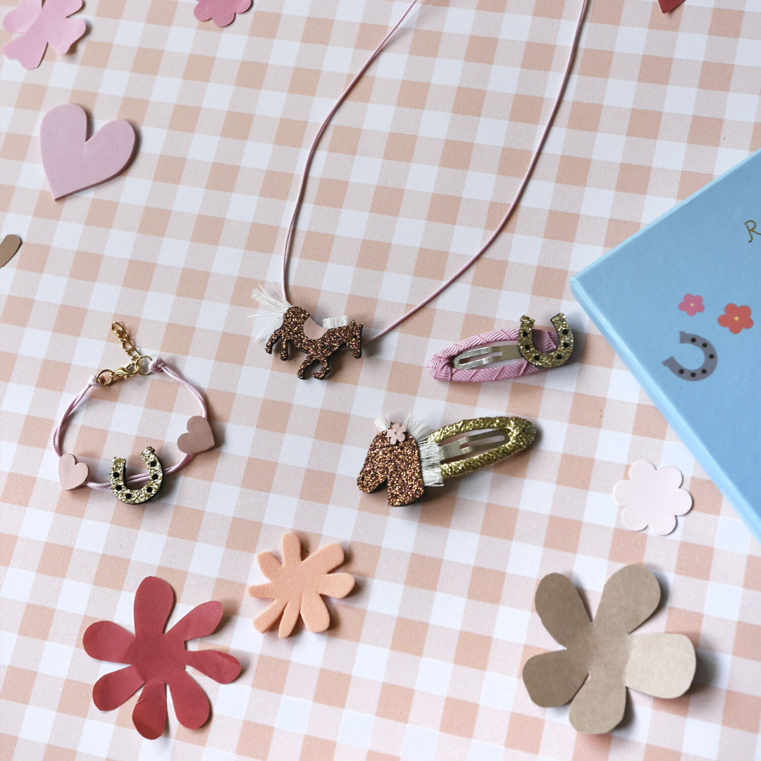 ט תכשיטים וסיכות לילדות בעיצוב סוסי פוני ופרסת מזל מנצנץ בקופסת מתנה