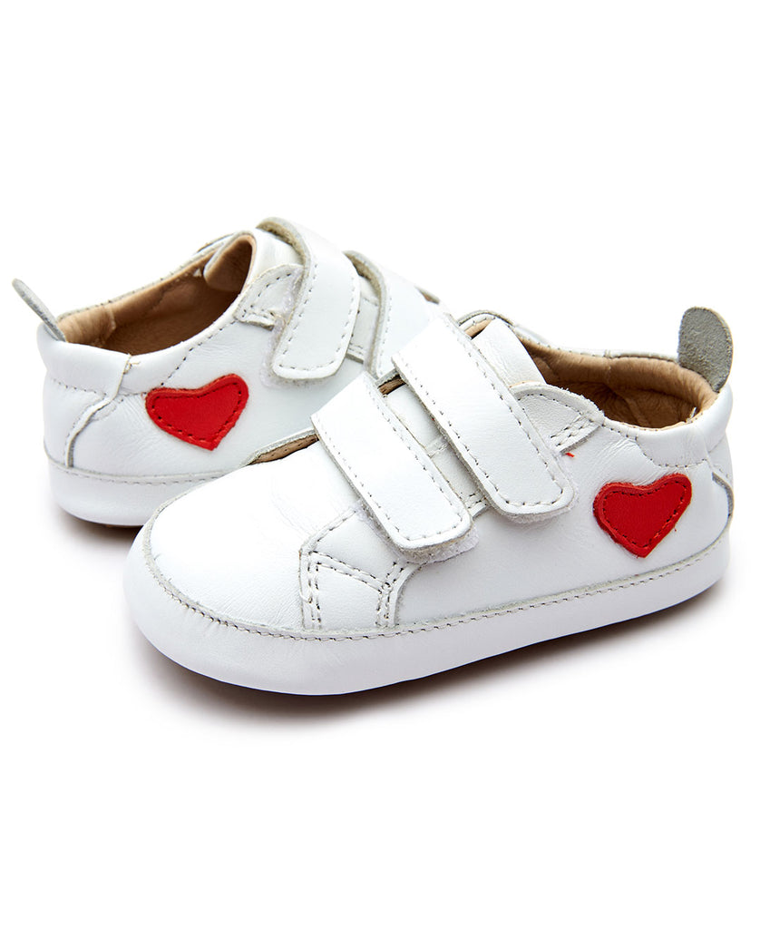 הנעל המושלמת לטרום הליכה ולצעד ראשון מבית אולד סולס,  בלבן עם לב אדום