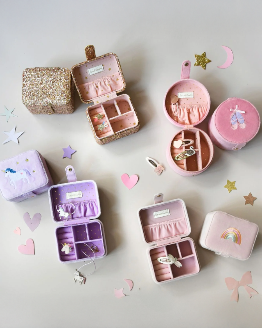 קולקציית קופסאות תכשיטים של רוקוהולה עשויות מחומרים איכותיים. מתנה נפלאה לילדות ליום הולדת, חגים או סתם כדי לפנק את הילדה באהבה.  