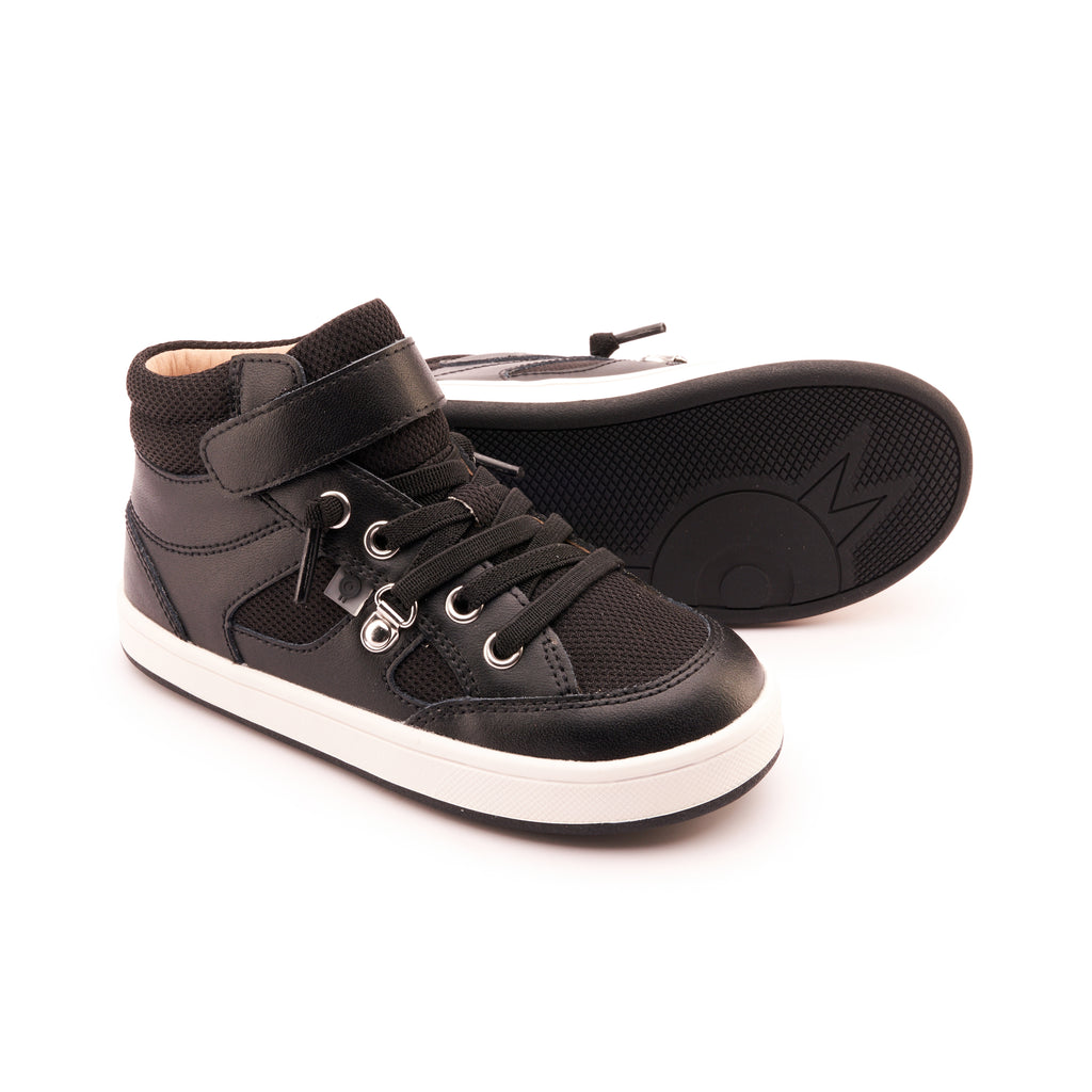 נעלי בנים גבוהות בסטייל מבית אולד סולס בצבע שחור, מעוצבות באוסטרליה ועשויות מעור רך ורשת נושמת