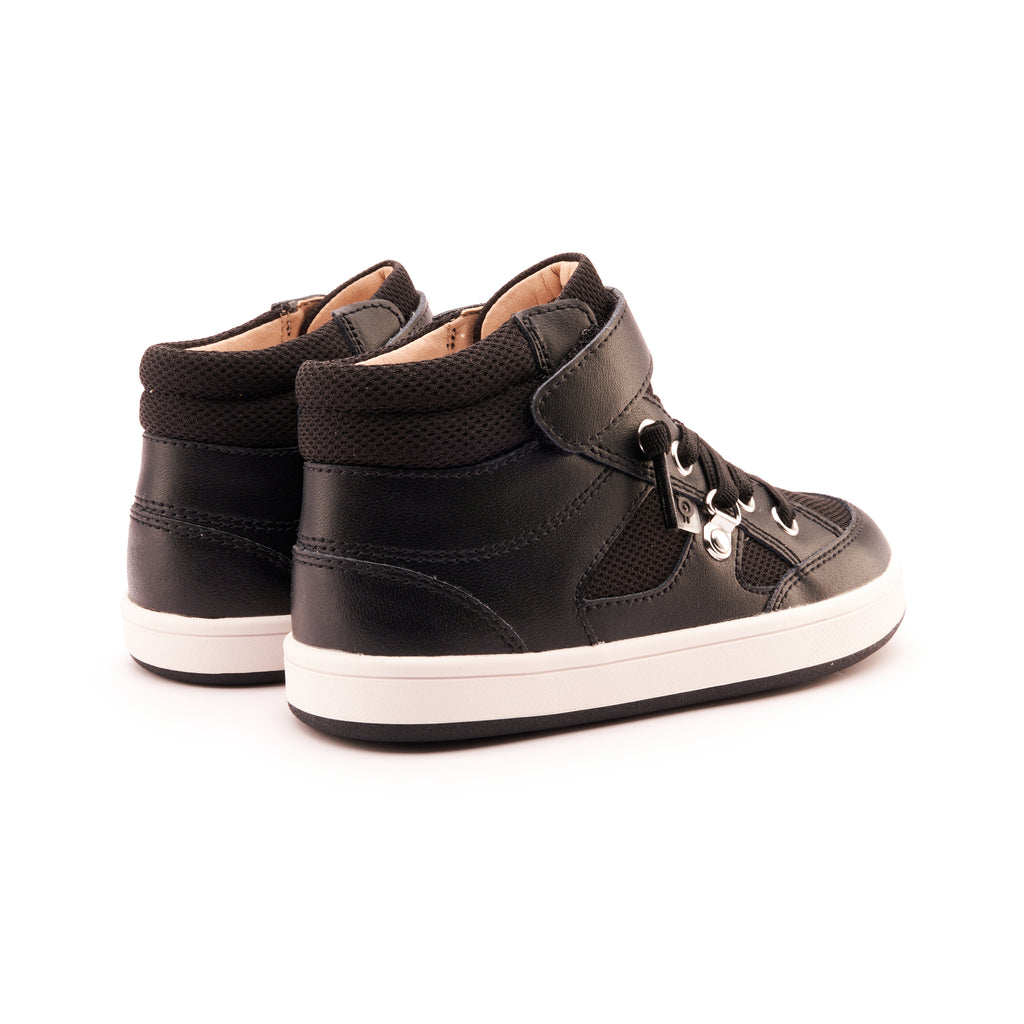 נעלי בנים גבוהות בסטייל מבית אולד סולס בצבע שחור, מעוצבות באוסטרליה ועשויות מעור רך ורשת נושמת
