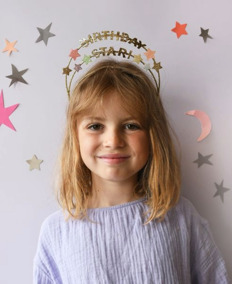 ילדת יום הולדת עם קשת עם כוכבים מנצנצים ואותיות זהב מנצנצות כוכב היום הולדת