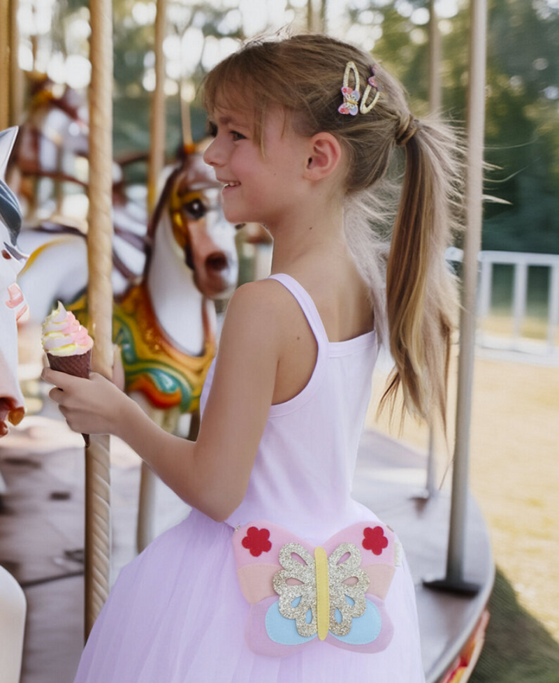 ילדה עם תיק צד בעיתוב פרפר וסיכות ראש פרפר של וקוהולה קידס