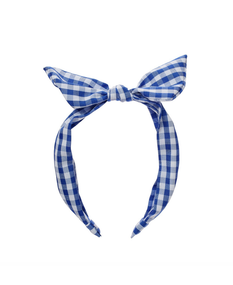 קשת לשיער לילדות בעיצוב משבצות כחולות עם פפיון קשור ביד