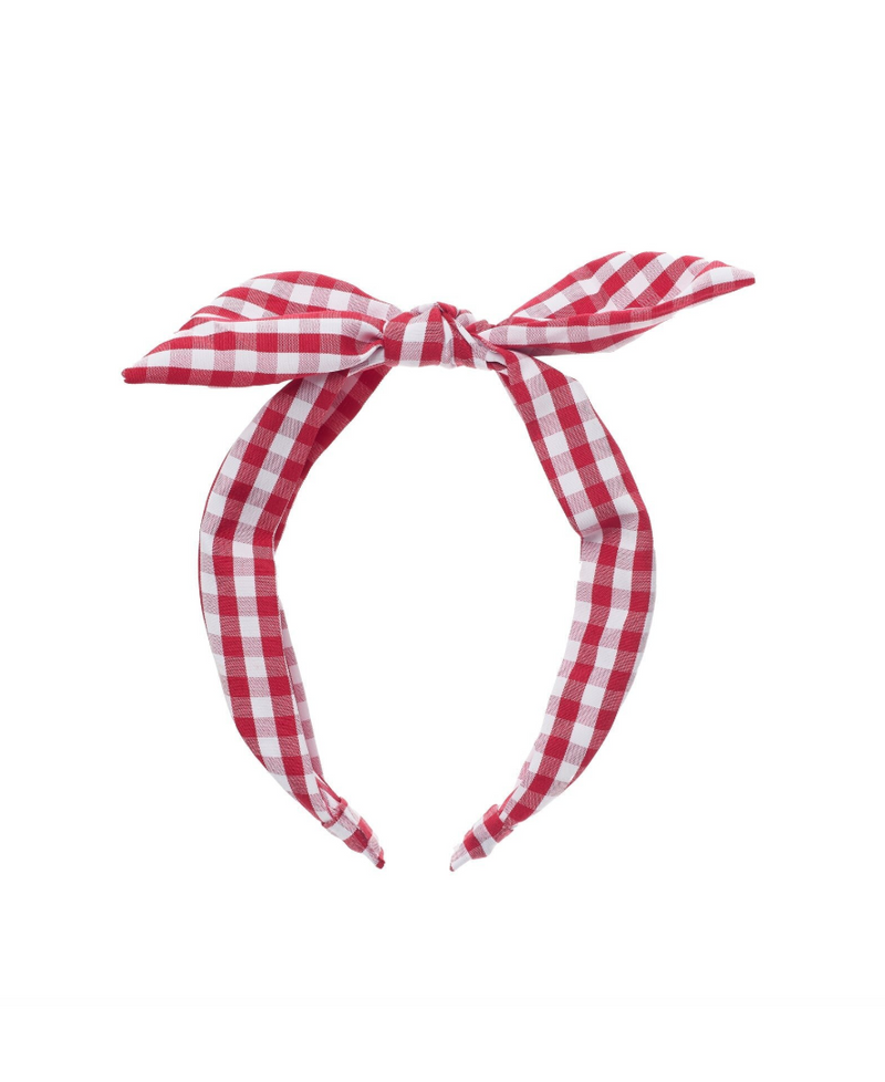 קשת לשיער לילדות בעיצוב משבצות אדומות עם פפיון קשור ביד