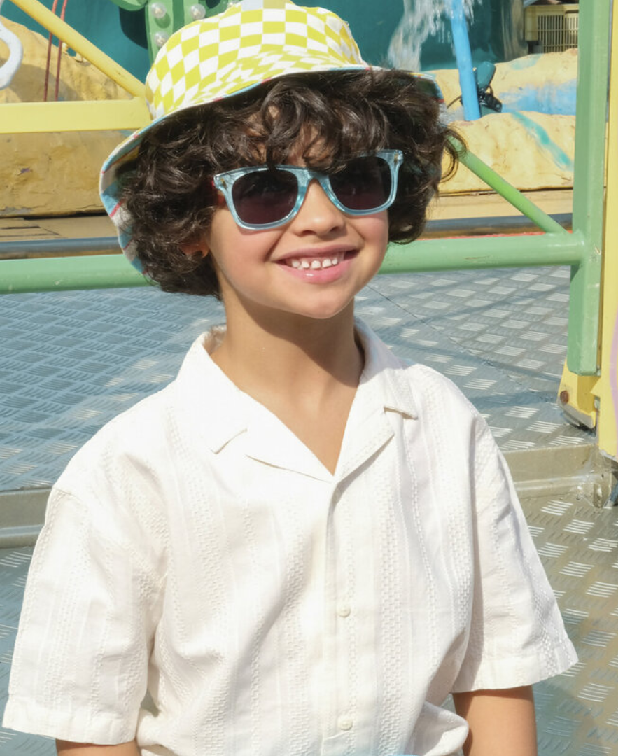 ילד מחייך עם משקפי שמש בעיטור ברק של רוקוהולה קידס