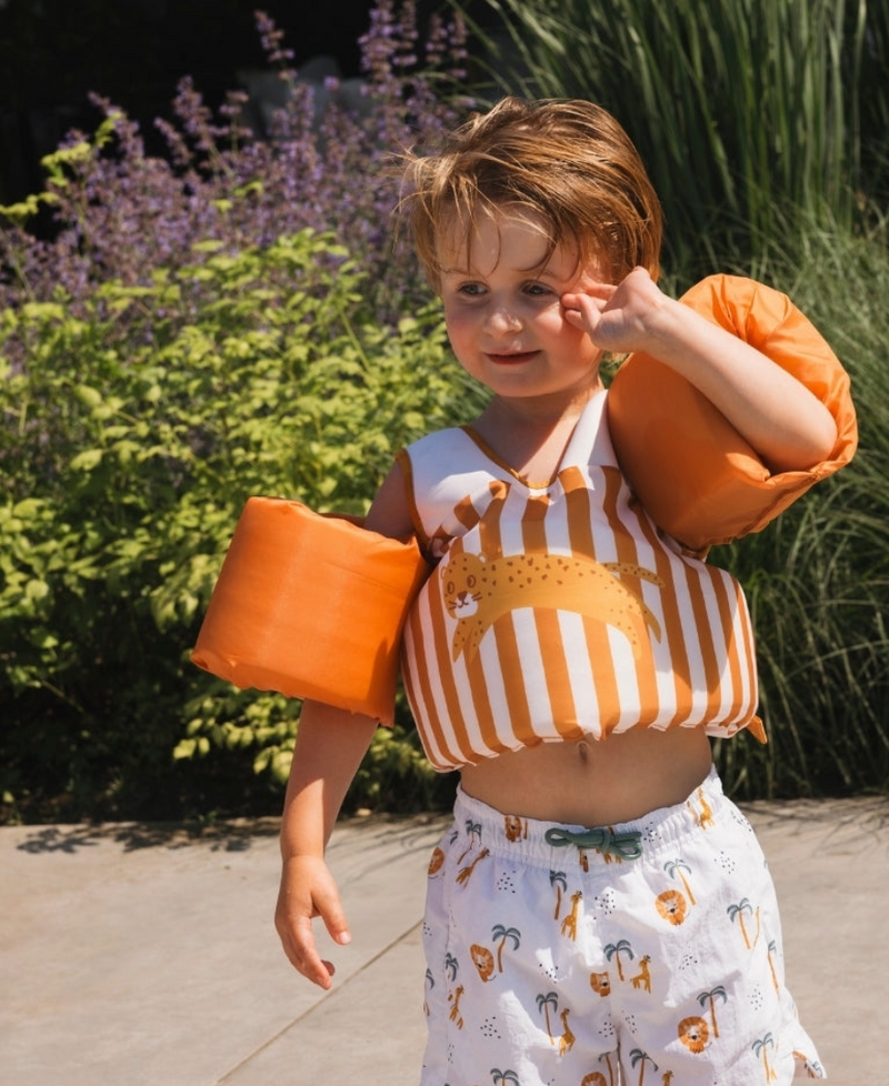 ילד עם בגד ים וווסט מצוף Puddle Jumper חום Roamer לילדים בגילאי 2–6 – Swim Essentials