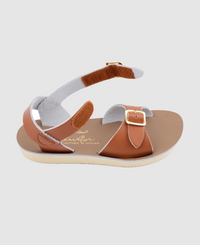 תקריב רצועות עור וסגירת סקוטש של סנדלי Surfer לילדים