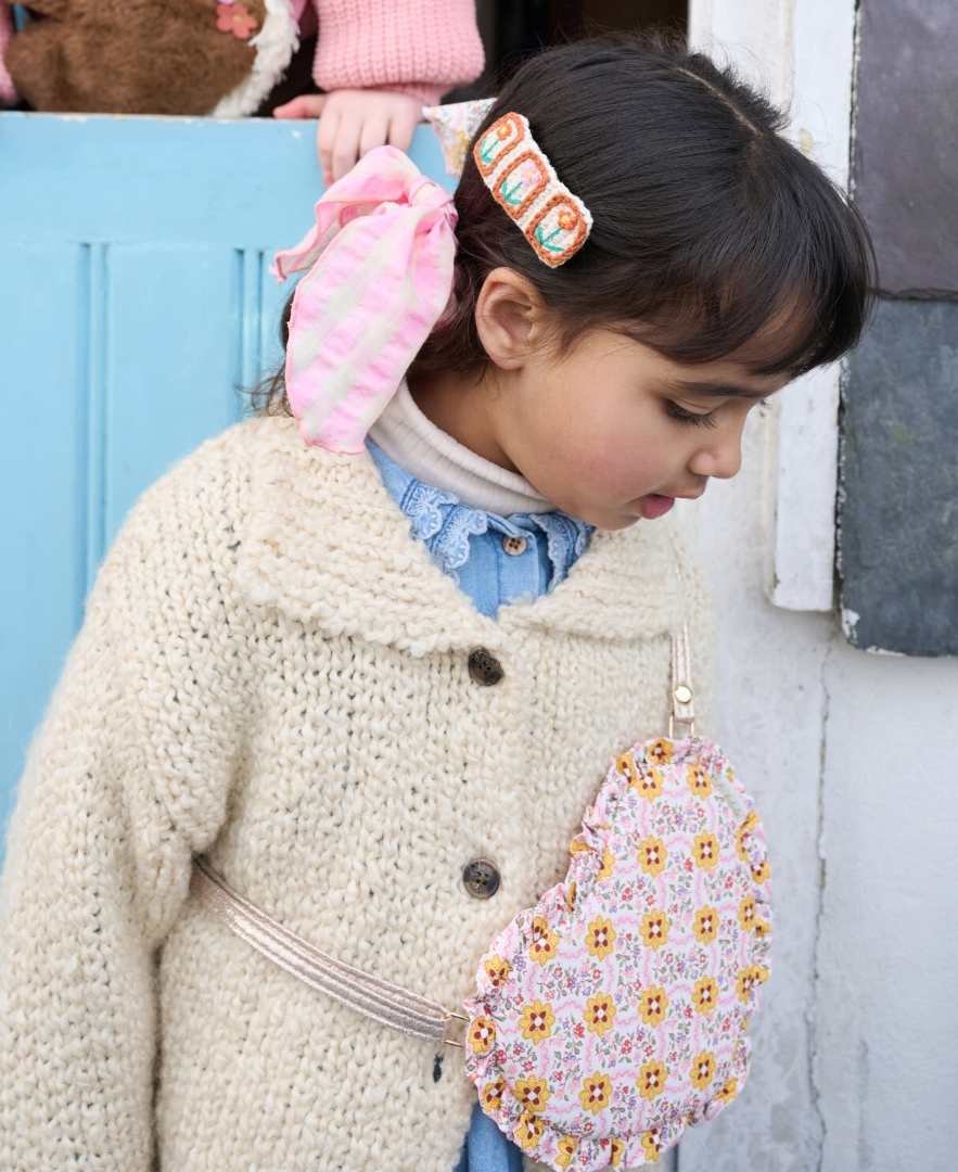 ילדה עם קוקיות, סיכת שיער סרוגה עם פרחים, מארז 2 גומיות סקראנץ' עם סרט פרחוני וורוד לילדות ותיק צד פרחוני - Rockahula Kids