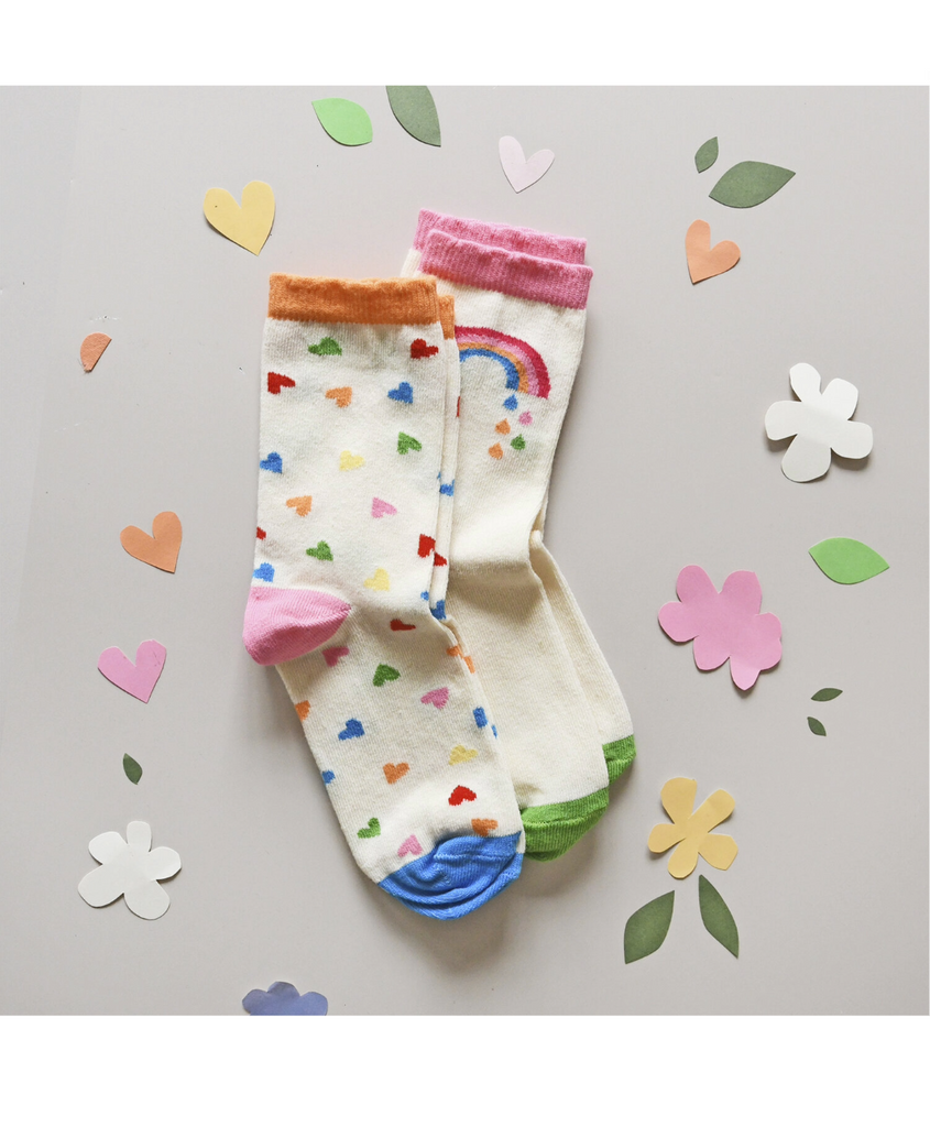 סט של שני זוגות גרביים לילדים וילדות, גרביים צבעוניות וסופר רכות שלנו בדוגמת קשת בענן ולבבות בצבעי הקשת. עשויות מכותנה אורגנית, מושלמות לפעילויות יומיומיות