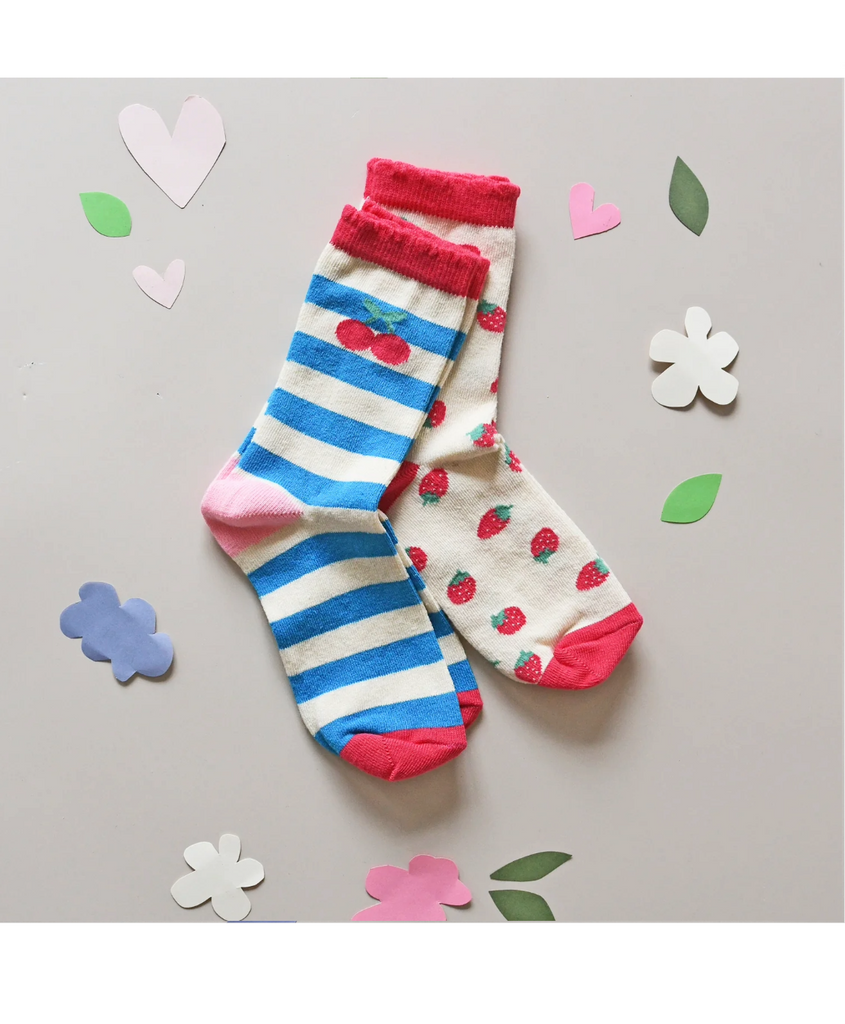 סט של שני זוגות גרביים לילדים וילדות, גרביים צבעוניות וסופר רכות שלנו בדוגמת פסים ורודים וכחולים ושפע של דובדבנים! עשויות מכותנה אורגנית, מושלמות לפעילויות יומיומיות