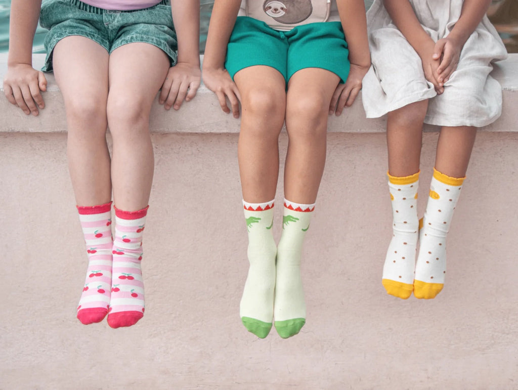 סט של שני זוגות גרביים לילדים וילדות, גרביים צבעוניות וסופר רכות שלנו בדוגמת דינוזאור טי-רקס. עשויות מכותנה אורגנית, מושלמות לפעילויות יומיומיות