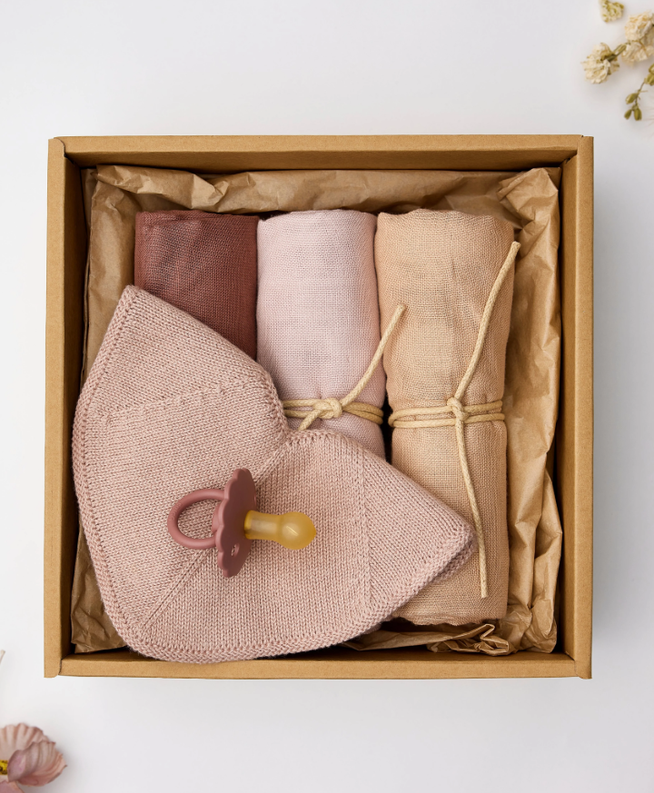 מארז לידה איכותי - סט חיתולי בד אורגני, סינר סרוג, מוצץ פריג במארז ממוחזר - מתנה ליולדת ולתינוק