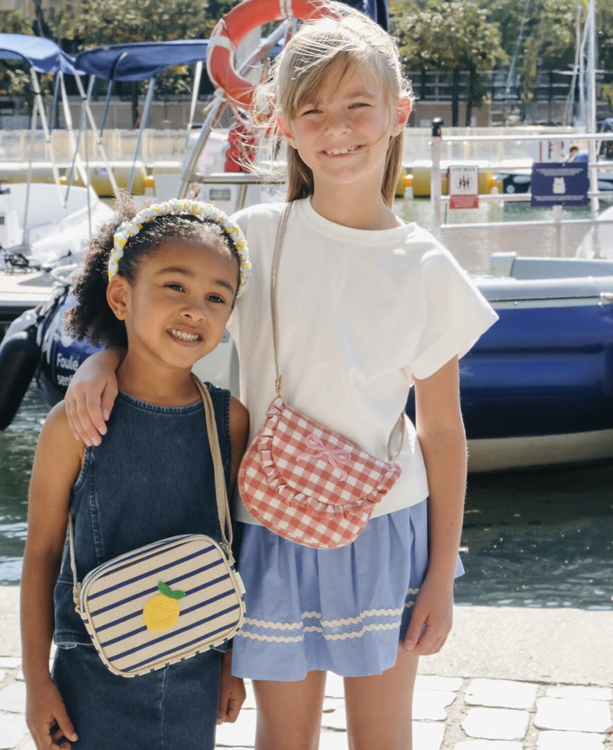 שתי ילדות עם תיקי צד קייצים של rockahula kids