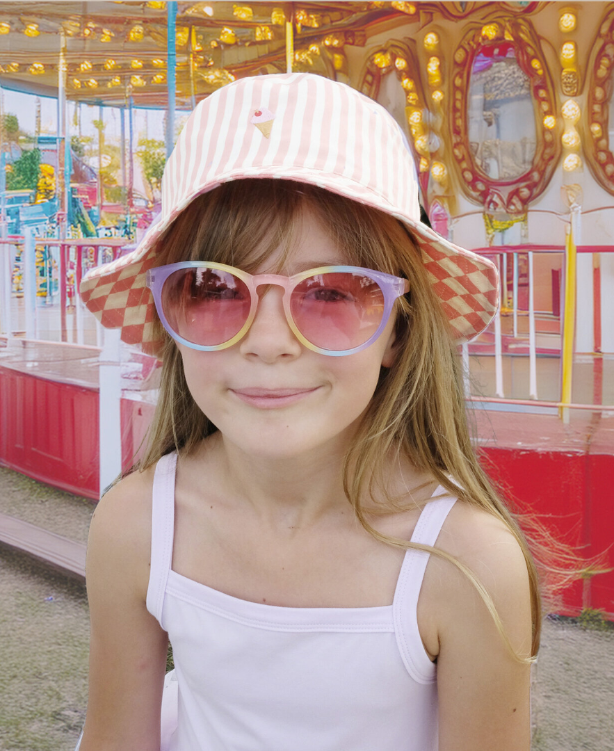 ילדה מתוקה בכובע באקט דו צדדי עם רקמת גלידה ומשקפי שמש בצבעי הקשת של רוקוהולה קידס