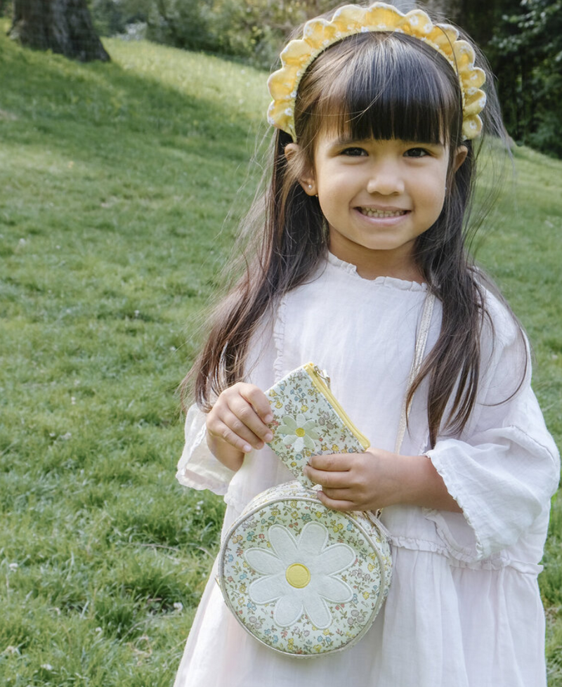 ילדה עם תיק צד וארנק מיני תואם בעיוב פרחוני קייצי ומשמח