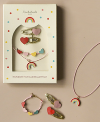 סט תכשיטים וסיכות לילדות בעיצוב קשת בענן צבעוני בקופסת מתנה