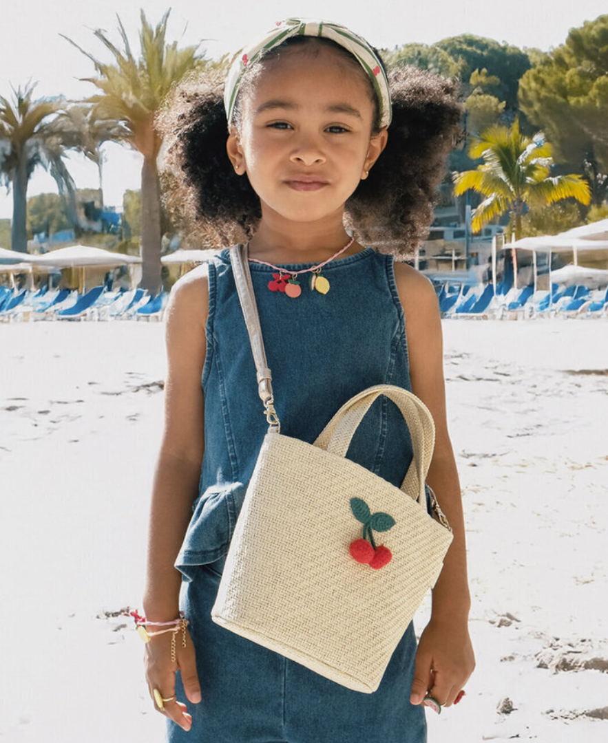 ילדה עם תיק סל מתוק מקש עם דובדנים רוגים