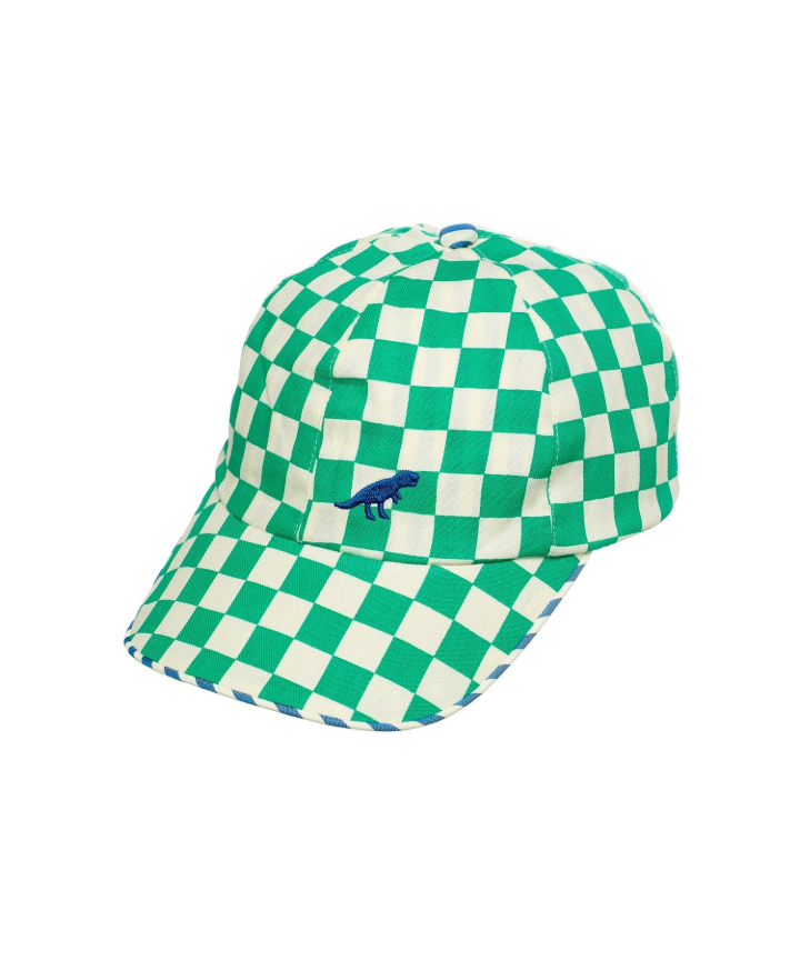 כובע קיץ לילדים עם מצחיה מבד משבצות ירוק, רקמת דינוזאור ובטנה פסים כחולים. מתאים לגילאי 3-6.