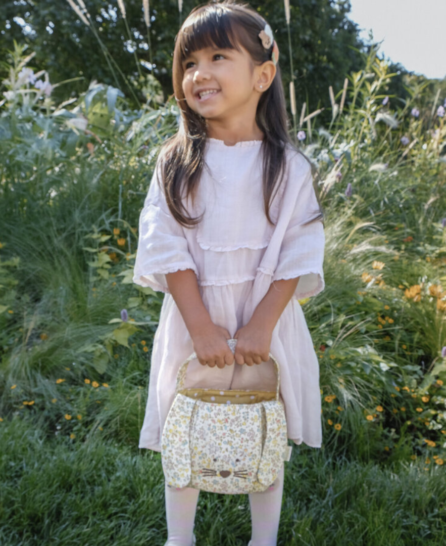 ילדה עם תיק יד בצורת ארנבת מבד פרחוני