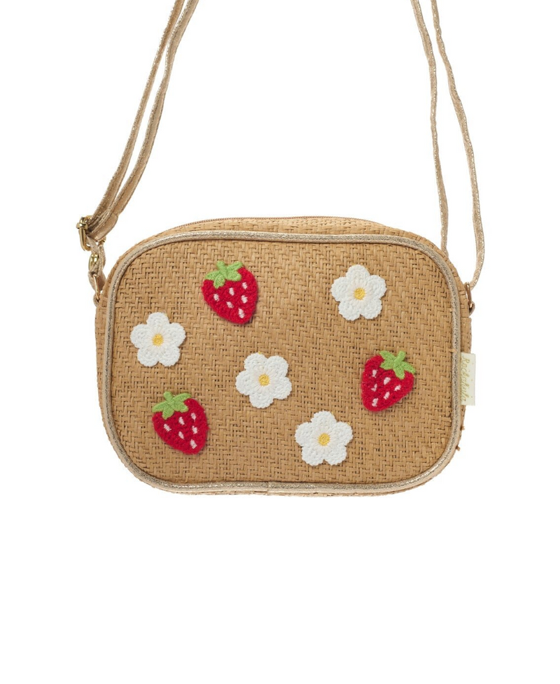 תיק צד לילדות בעיצוב תותים ופרחי חרצית רקומים על ראפיה רכה