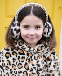 ילדה מחייכת ולראשה מחממי אוזניים מנומרים Leopard Love עם קשת מוזהבת לילדות – Rockahula Kids