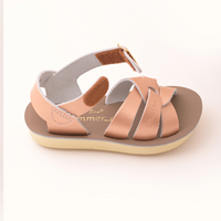 תקריב רצועות סקוטש של סנדלי Swimmer - Velcro נוח לפעוטות