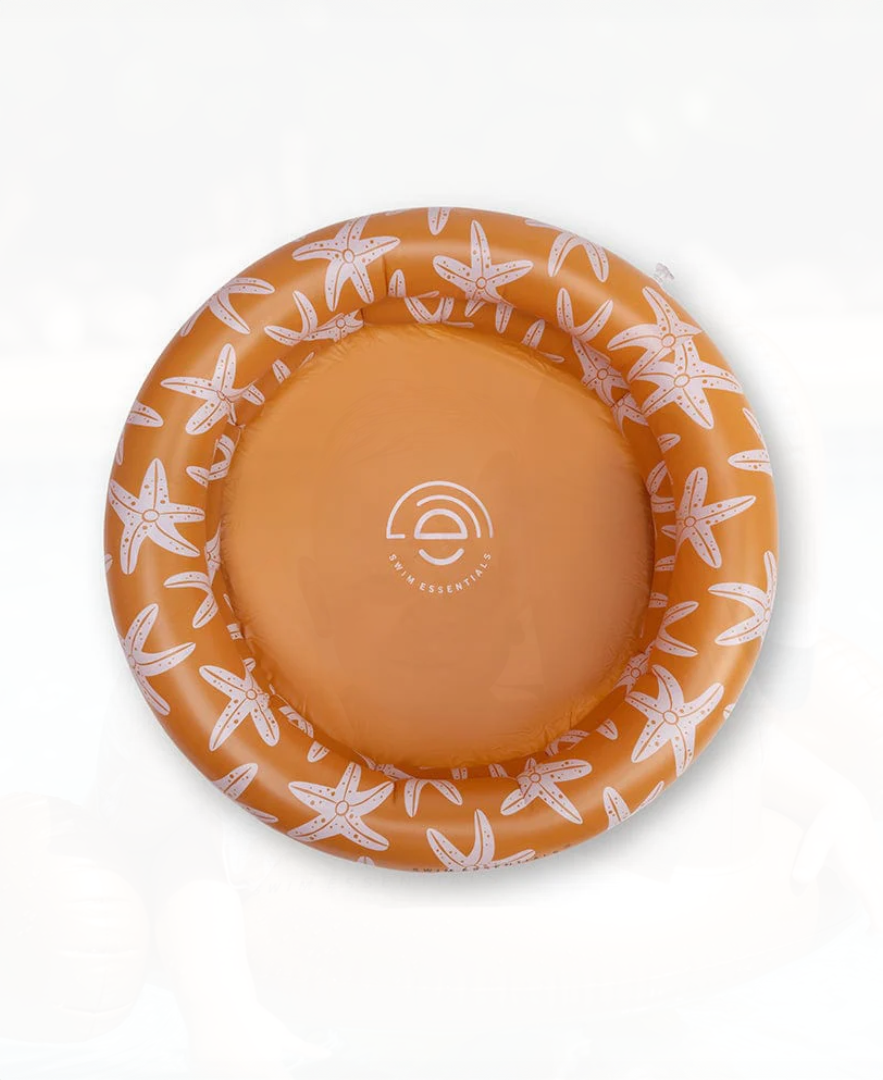 בריכת פעוטות ניידת ובטיחותית קוטר 60 ס"מ בעיצוב כוכבי ים על רקע כתום