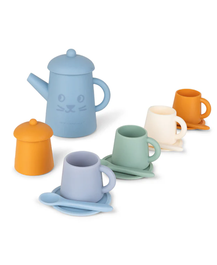סט משחק מסיליקון של ילדים של סט קנקן תה, ספלים, צלחות, כפיות וכלי לסוכר בגוונים ניטרליים
