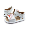 סנדלי ה- Rainbow Bambini בצבע לבן מבית Old Soles הם סנדלי עור מקסימים לכפות רגליים קטנטנות עם מוטיב קשת בענן פסטלי. סגירות סקוטש בקרסול ובכף הרגל הופכות את הנעילה לקלילה וזריזה. סנדלי צעד ראשון ושני אלה מושלמים ליום יום וגם לאירועים חגיגיים.