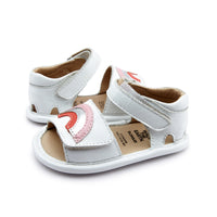 סנדלי ה- Rainbow Bambini בצבע לבן מבית Old Soles הם סנדלי עור מקסימים לכפות רגליים קטנטנות עם מוטיב קשת בענן פסטלי. סגירות סקוטש בקרסול ובכף הרגל הופכות את הנעילה לקלילה וזריזה. סנדלי צעד ראשון ושני אלה מושלמים ליום יום וגם לאירועים חגיגיים.
