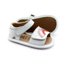 סנדלי ה- Rainbow Bambini בצבע לבן מבית Old Soles הם סנדלי עור מקסימים לכפות רגליים קטנטנות עם מוטיב קשת בענן פסטלי. סגירות סקוטש בקרסול ובכף הרגל הופכות את הנעילה לקלילה וזריזה. סנדלי צעד ראשון ושני אלה מושלמים ליום יום וגם לאירועים חגיגיים.
