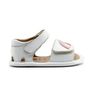 סנדלי ה- Rainbow Bambini בצבע לבן מבית Old Soles הם סנדלי עור מקסימים לכפות רגליים קטנטנות עם מוטיב קשת בענן פסטלי. סגירות סקוטש בקרסול ובכף הרגל הופכות את הנעילה לקלילה וזריזה. סנדלי צעד ראשון ושני אלה מושלמים ליום יום וגם לאירועים חגיגיים.