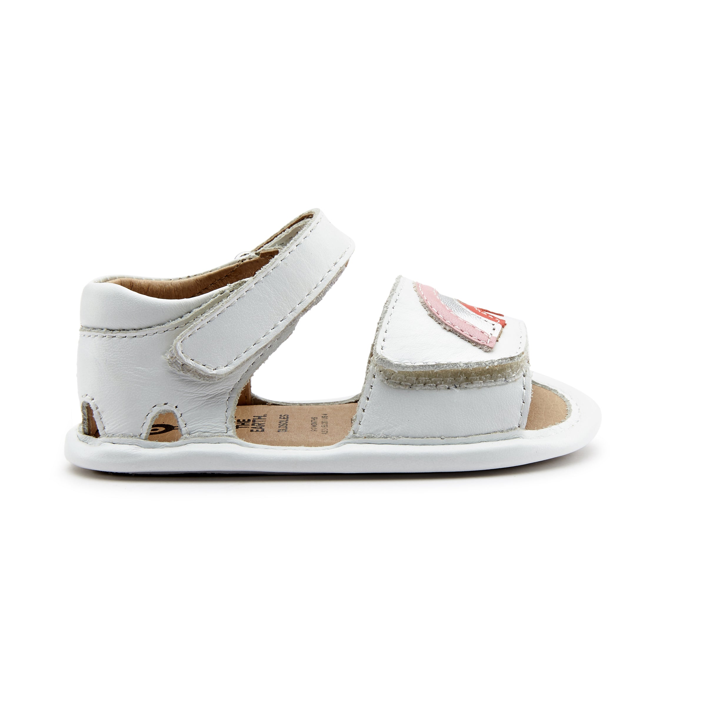 סנדלי ה- Rainbow Bambini בצבע לבן מבית Old Soles הם סנדלי עור מקסימים לכפות רגליים קטנטנות עם מוטיב קשת בענן פסטלי. סגירות סקוטש בקרסול ובכף הרגל הופכות את הנעילה לקלילה וזריזה. סנדלי צעד ראשון ושני אלה מושלמים ליום יום וגם לאירועים חגיגיים.