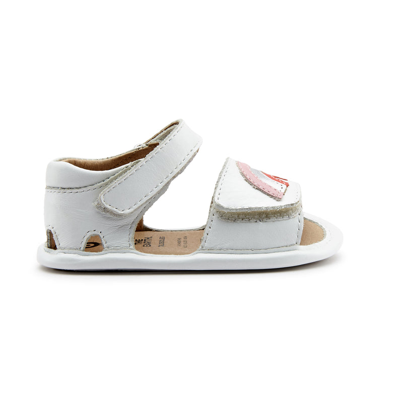 סנדלי ה- Rainbow Bambini בצבע לבן מבית Old Soles הם סנדלי עור מקסימים לכפות רגליים קטנטנות עם מוטיב קשת בענן פסטלי. סגירות סקוטש בקרסול ובכף הרגל הופכות את הנעילה לקלילה וזריזה. סנדלי צעד ראשון ושני אלה מושלמים ליום יום וגם לאירועים חגיגיים.