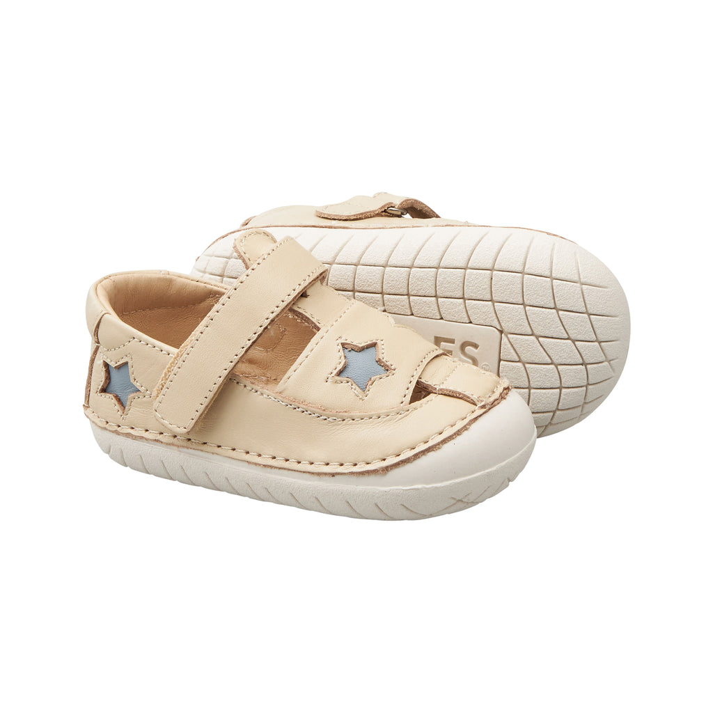 ה- SPRINGY PAVE הן נעלי הצעד הראשון האהובות על הורים וילדים מבית Old Soles, אפשרות מצוינת למי שחיפש.ה דגם בין נעל לסנדל לצעדים הראשונים בקיץ הישראלי.