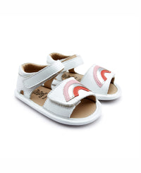 סנדלי ה- Rainbow Bambini בצבע לבן מבית Old Soles הם סנדלי עור מקסימים לכפות רגליים קטנטנות עם מוטיב קשת בענן פסטלי. סגירות סקוטש בקרסול ובכף הרגל הופכות את הנעילה לקלילה וזריזה. סנדלי צעד ראשון ושני אלה מושלמים ליום יום וגם לאירועים חגיגיים.