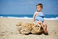 פעוט על שפת הים עם סנדלי סולט ווטר מעור