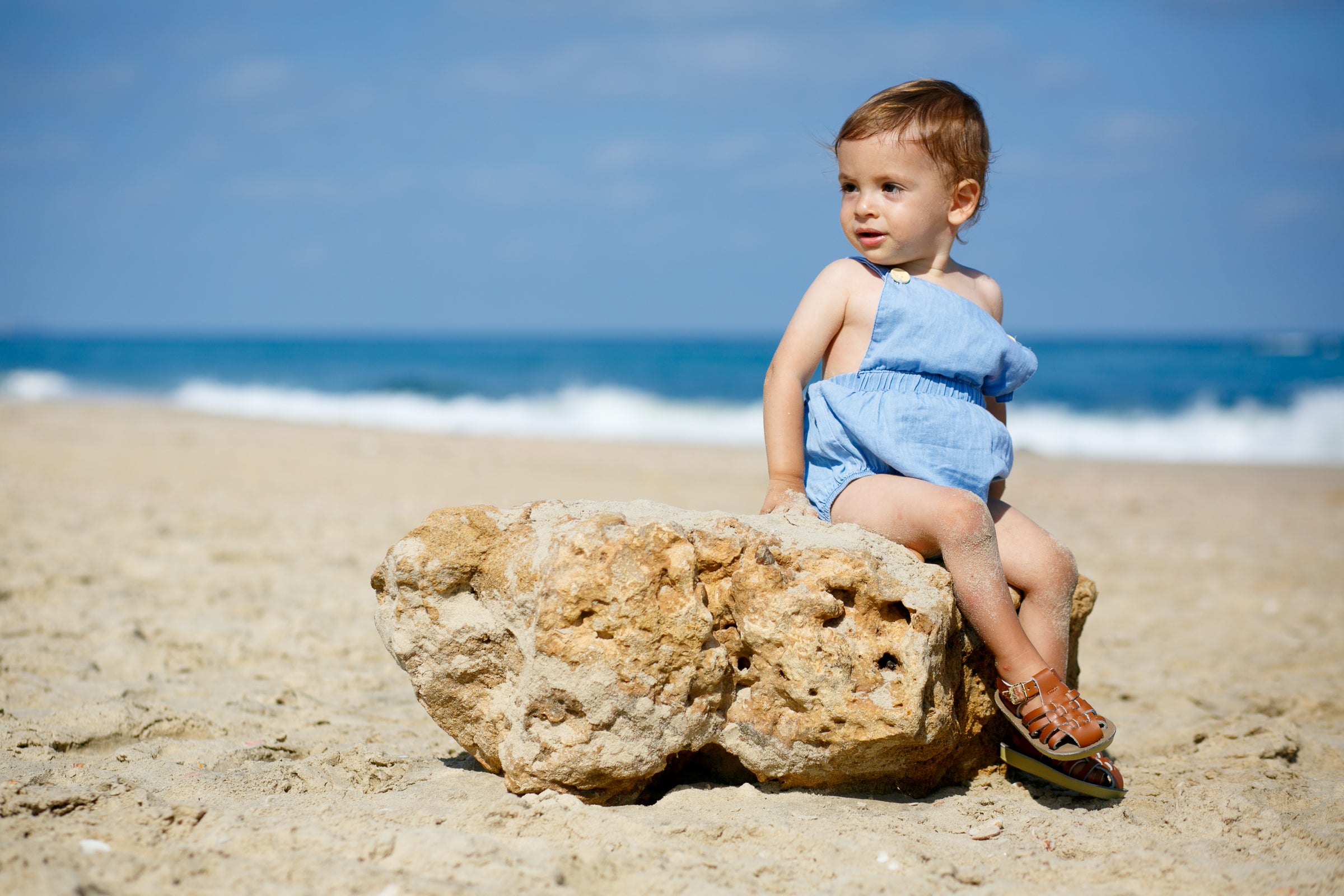 פעוט על שפת הים עם סנדלי סולט ווטר מעור